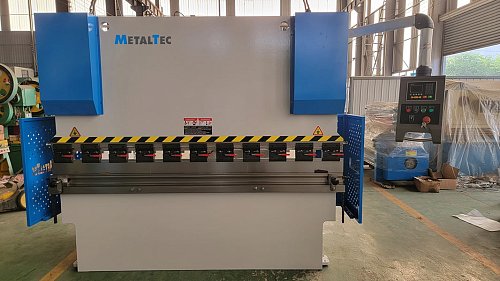 MetalTec HBM 125/2500 (E22, инвертор заднего упора) гидравлический листогибочный пресс