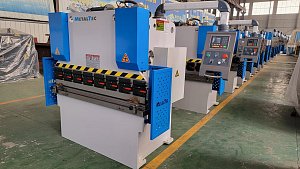 MetalTec HBM 125/2500 (E22, инвертор заднего упора) гидравлический листогибочный пресс