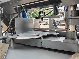 MetalTec BS 300 CZ ленточнопильный станок c поворотом пильного модуля под углом до 60°